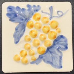 SHINY DECORATIVE WALL TILES UVAS CREMA 10x10cm.